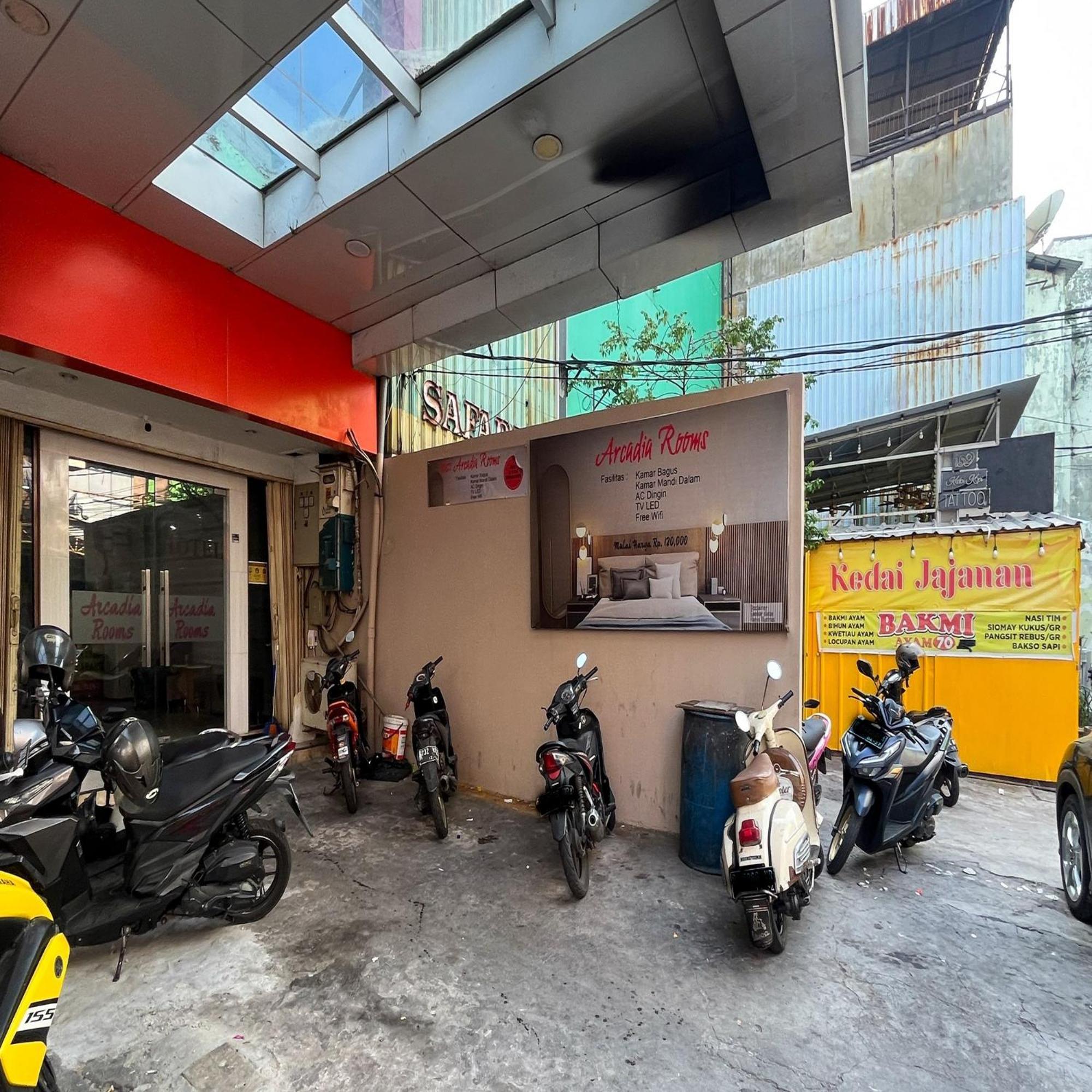 Arcadia Rooms Redpartner Jakarta Bagian luar foto